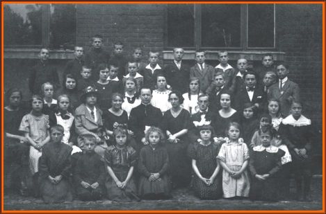 czarno-białe zdjęcie z grupą uczniów i z nauczycielami