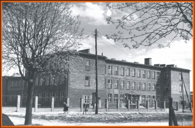 czarno-białe zdjęcie aktualnny budynek szkoły w 1959 roku